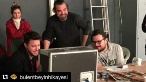 Murat Eken Instagram - Bihaynd dı siyynnzz
@bulentbeyinhikayesi with @get_repost
・・・
Beyini beyine beyinle anlatan Bülent Beyin Hikayesi Funorg işbirliğiyle sahnelenmeye devam ediyor! 24 Şubat Cumartesi günü Çorlu Yeni Kültür Merkezi, Tekirdağ’da, 28 Şubat Çarşamba günü Kadıköy Halk Eğitim Merkezi’ndeyiz! Biletler Biletix’te kaçırmayın! #bülentbeyinhikayesi #bülentemrahparlak @bulentparlak @mmuratekenn @ugras_gunes @bedranguzel @erdembas @sarrp @neocu @arducbrs @gulhantekin @ersinkorkut @burcubiricik @ceren_eken