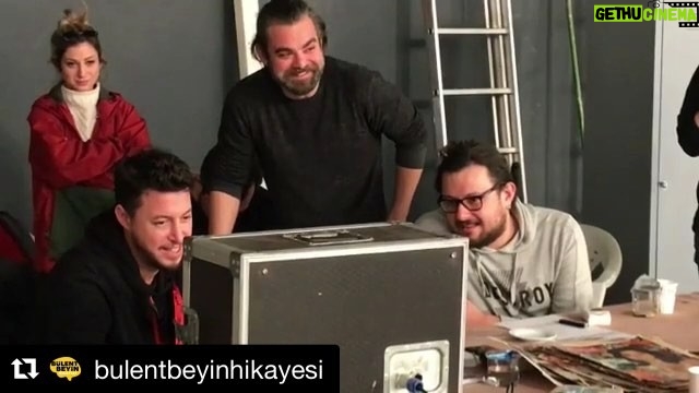 Murat Eken Instagram - Bihaynd dı siyynnzz @bulentbeyinhikayesi with @get_repost ・・・ Beyini beyine beyinle anlatan Bülent Beyin Hikayesi Funorg işbirliğiyle sahnelenmeye devam ediyor! 24 Şubat Cumartesi günü Çorlu Yeni Kültür Merkezi, Tekirdağ’da, 28 Şubat Çarşamba günü Kadıköy Halk Eğitim Merkezi’ndeyiz! Biletler Biletix’te kaçırmayın! #bülentbeyinhikayesi #bülentemrahparlak @bulentparlak @mmuratekenn @ugras_gunes @bedranguzel @erdembas @sarrp @neocu @arducbrs @gulhantekin @ersinkorkut @burcubiricik @ceren_eken