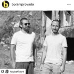 Murat Eken Instagram - #Repost @kayaakkaya (@get_repost) ・・・ #Repost @bplaniprovada (@get_repost) ・・・ 27/08/17 // "Masallar çocuklar içindir. İmparatorluk nöbetçileri için değil!" repliğini çürütmek için yapılmış aylar süren masa başı çalışmaları sonunda nihayet o gün gelmişti. Sami'nin çevirisi bitmiş, yazar ve metni daha iyi anlamak için araştırmalar yapılmış, oyun çözümlenmiş hatta ve hatta Babür'ümüz Murat Eken olmuştu- daha ne olsundu! Heyecanla Hümayun'umuzu aramaya başladık, bir an önce provaya girmemiz gerekiyordu. Sami oyuncusunu Murat partnerini arıyordu. Yaptığımız keyifli okumalar sonunda şu an ki koşullarımız uymadığı için - iyi ki varlar dediğimiz adamlar ile- görüşürüz'leştik. Hüma bir türlü gelmiyordu, neler oluyordu, umutlarımız tükenmeye mi başlamıştı, hiç mi gelmeyecekti.. Murat'ın "e abi ben ikisini de mi oynasam" şakalarını ciddiye alır hale gelmiştik, hatta "Seda'dan Hüma olur mu" ile de şakaları kaka bile etmiştik. O sabah, pazar sabahı, sanki farklı bir güne uyanmıştık. Güneş sanki daha parlak, kuşlar sanki daha neşeliydi. Bir umut.. havada umudun kokusu vardı.. sonra birden kapı çaldı.. ve içeri Hümayun - pardon- Kaya- ne pardonu baya Hümayun- girdi. Yahu meğer Oğluşu Demir 1 yaşına girmiş ( demircim iyi ki doğduuun🎈🎈bu da kayıtlara geçsin- okursun ileride 😬), kendisi İstanbul dışındaymış, haberi daha yeni olmuş.. aman efendim biz bir mutlu bir kutlu , görseniz nasıl neşeliyiz :)) çünkü her şey tamam artık.. çünkü biz provalara başlıyoruz.. çünkü 16 Ekim/ @babasahne de " Tac'ın Nöbetçileri"nin prömiyeri var, çünkü size müthiş bir hikaye anlatacağız.. az kaldı.. çok az 🎈🎈🎈