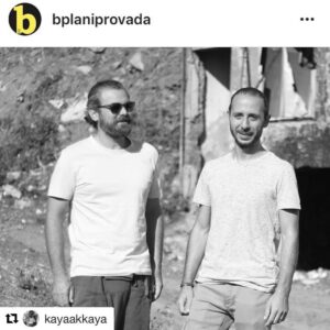 Murat Eken Instagram - #Repost @kayaakkaya (@get_repost)
・・・
#Repost @bplaniprovada (@get_repost)
・・・
27/08/17 // "Masallar çocuklar içindir. İmparatorluk nöbetçileri için değil!" repliğini çürütmek için yapılmış aylar süren masa başı çalışmaları sonunda nihayet o gün gelmişti. Sami'nin çevirisi bitmiş, yazar ve metni daha iyi anlamak için araştırmalar yapılmış, oyun çözümlenmiş hatta ve hatta Babür'ümüz Murat Eken olmuştu- daha ne olsundu! Heyecanla Hümayun'umuzu aramaya başladık, bir an önce provaya girmemiz gerekiyordu. Sami oyuncusunu Murat partnerini arıyordu. Yaptığımız keyifli okumalar sonunda şu an ki koşullarımız uymadığı için - iyi ki varlar dediğimiz adamlar ile- görüşürüz'leştik. Hüma bir türlü gelmiyordu, neler oluyordu, umutlarımız tükenmeye mi başlamıştı, hiç mi gelmeyecekti.. Murat'ın "e abi ben ikisini de mi oynasam" şakalarını ciddiye alır hale gelmiştik, hatta "Seda'dan Hüma olur mu" ile de şakaları kaka bile etmiştik. O sabah, pazar sabahı, sanki farklı bir güne uyanmıştık. Güneş sanki daha parlak, kuşlar sanki daha neşeliydi. Bir umut.. havada umudun kokusu vardı.. sonra birden kapı çaldı.. ve içeri Hümayun - pardon- Kaya- ne pardonu baya Hümayun- girdi. Yahu meğer Oğluşu Demir 1 yaşına girmiş ( demircim iyi ki doğduuun🎈🎈bu da kayıtlara geçsin- okursun ileride 😬), kendisi İstanbul dışındaymış, haberi daha yeni olmuş.. aman efendim biz bir mutlu bir kutlu , görseniz nasıl neşeliyiz :)) çünkü her şey tamam artık.. çünkü biz provalara başlıyoruz.. çünkü 16 Ekim/ @babasahne de " Tac'ın Nöbetçileri"nin prömiyeri var, çünkü size müthiş bir hikaye anlatacağız.. az kaldı.. çok az 🎈🎈🎈