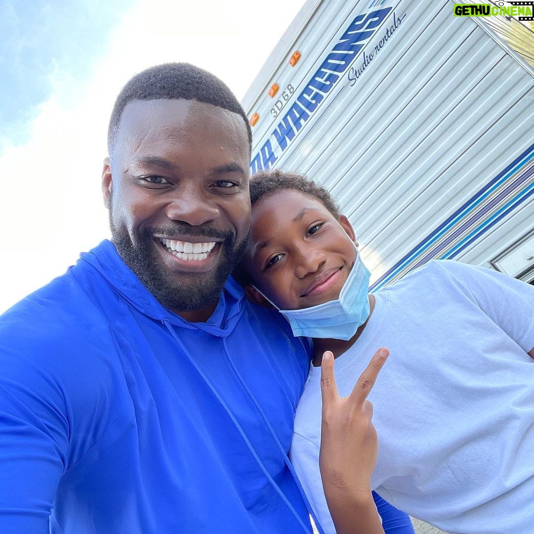 Mylo Uschold Instagram - If y’all don’t know, y’all better know @aminjoseph #setlife #snowfall #unclejerome #greatactor #moviedad
