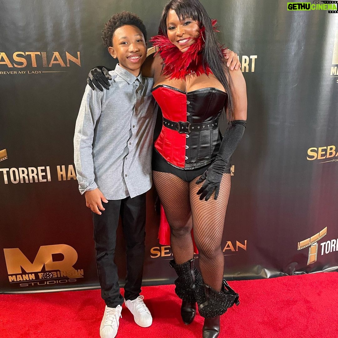 Mylo Uschold Instagram - Halloween premier of the movie #SEBASTIAN @mannrobinsonstudios with my on screen mother @torreihart
