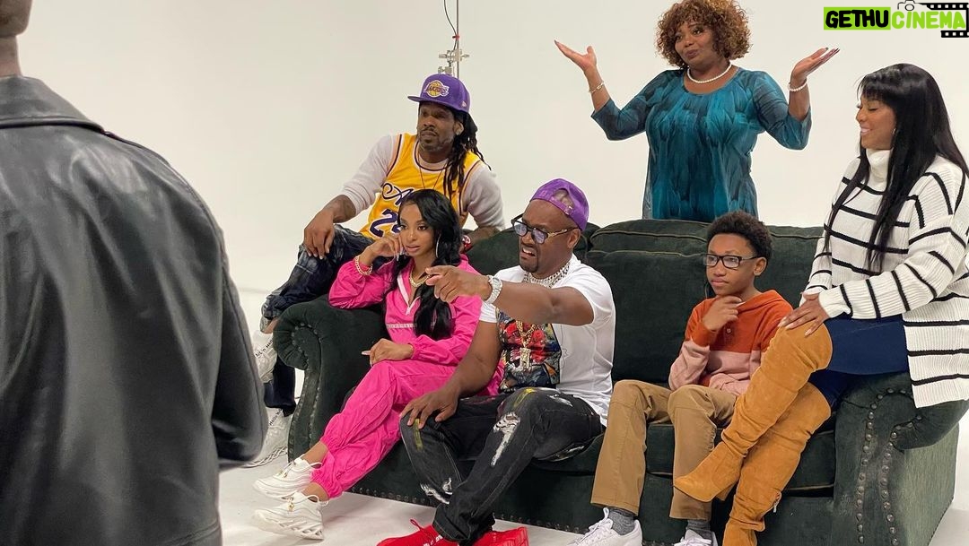 Mylo Uschold Instagram - Hey everyone I am on a new sitcom UNCLE NORVILLE created by @mannrobinson - coming out soon! Be on the look out! Cast is ME! @lavarwalker @torreihart @cocoabrownonefunnymomma @gippgoodie @ayonatheartist
