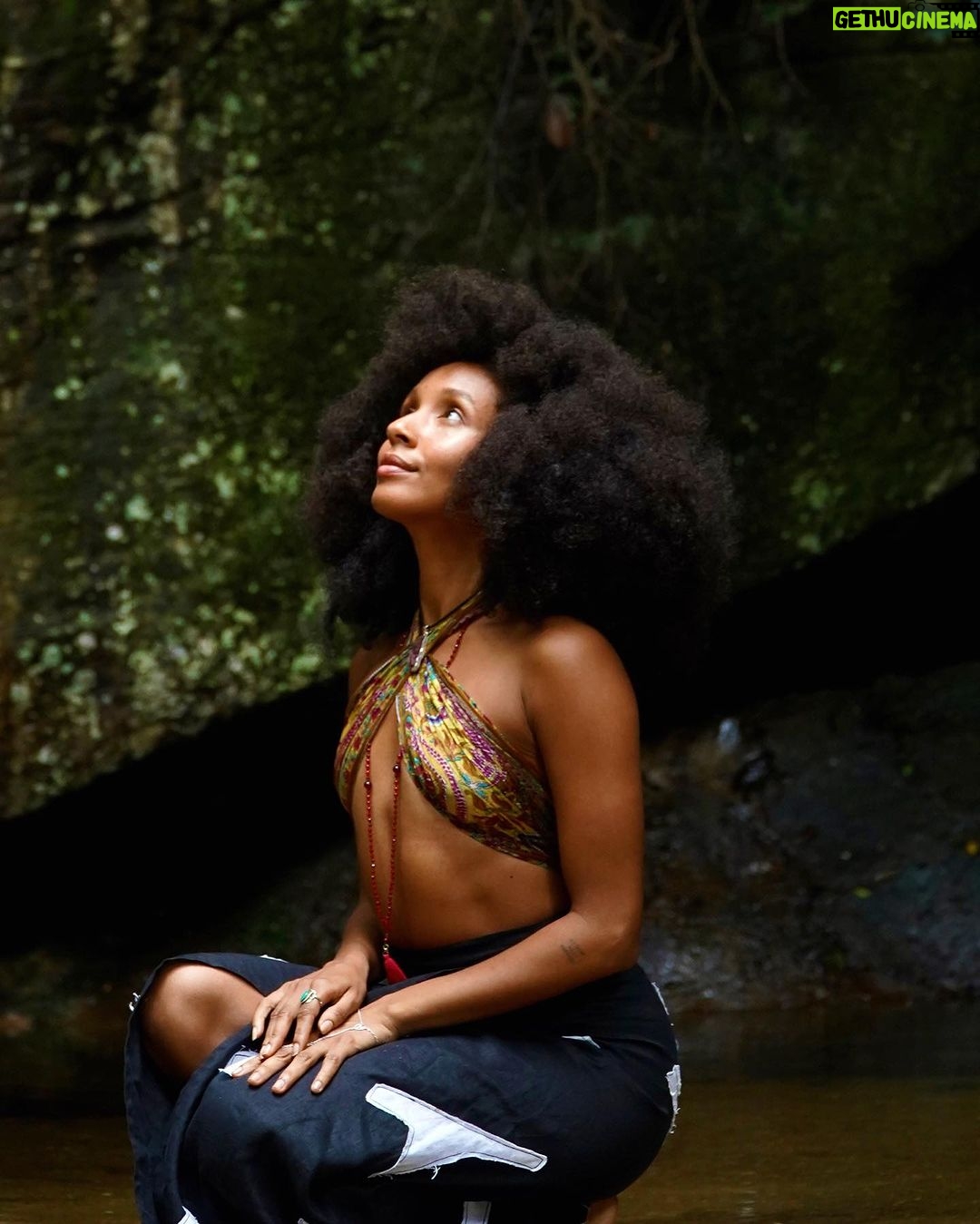 Nabiyah Be Instagram - Lately all I’ve wanted is to wash myself clean in the poetry of my mother tongue, sing my memories out loud and tell my loved ones my heart is dripped in seeing beauty through their eyes. ⠀⠀⠀⠀⠀⠀⠀⠀⠀ A few things I’m learning right now: - living with my heart open at all costs. Specially when that also means feeling more fear, rage and sadness. I will not numb myself in the face of challenges. - Making decisions from a place of love and courage. Seems simple but have you noticed how much of your life has been constructed to protect yourself from your feelings of helplessness and despair? - It can be simpler ⠀⠀⠀⠀⠀⠀⠀⠀⠀ Photos: @mariadelagala Skirt: @_verkko_