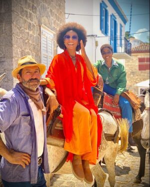 Nabiyah Be Instagram - Episodes 7 and 8 are here and they are a RIDE. Was so special to form a little theater company with @willwisslergraham in Greece and bring 1970’s NYC to Athens! I’m so thankful that women like Simone and Bernie existed so that I - a so called liberated woman - can have access to all the tools at my disposal to make me feel safe, heard and anchored in my worth and power! Can’t wait to share more bts and dance moves of our little slice of underground revolution! @daisyjonesandthesix #daisyjonesandthesix #simonejackson