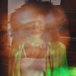 Nabiyah Be Instagram – Estava na areia como um um aviso que aconteceu. Os olhos dela eram fixos como que o de uma serpente verde que via o vendaval passar e subir depois de tudo que viveu. 

Enquanto Caetano cantava, se lembrava da cobra de olhos verdes que a habitava e que hoje mesmo não se cansava de mudar de pele pra achar ainda mais brilho no seu próprio olhar. 

É com esse brilho – que nasceu e que morreria-  que ela seguia com as pernas fortes que a foram dadas, ancorando e se tornando os olhos do próprio furacão. 

Eu me tenho. 

📸 @mariadelagala