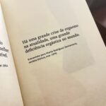 Nabiyah Be Instagram – A weekend at home. Tiny rituals of self pleasure.
.
“There is a huge orgasmic crises in actuality, an orgasmic deficiency in the world” – Vinicius de Moraes

@_verkko_ earrings . Obrigada!