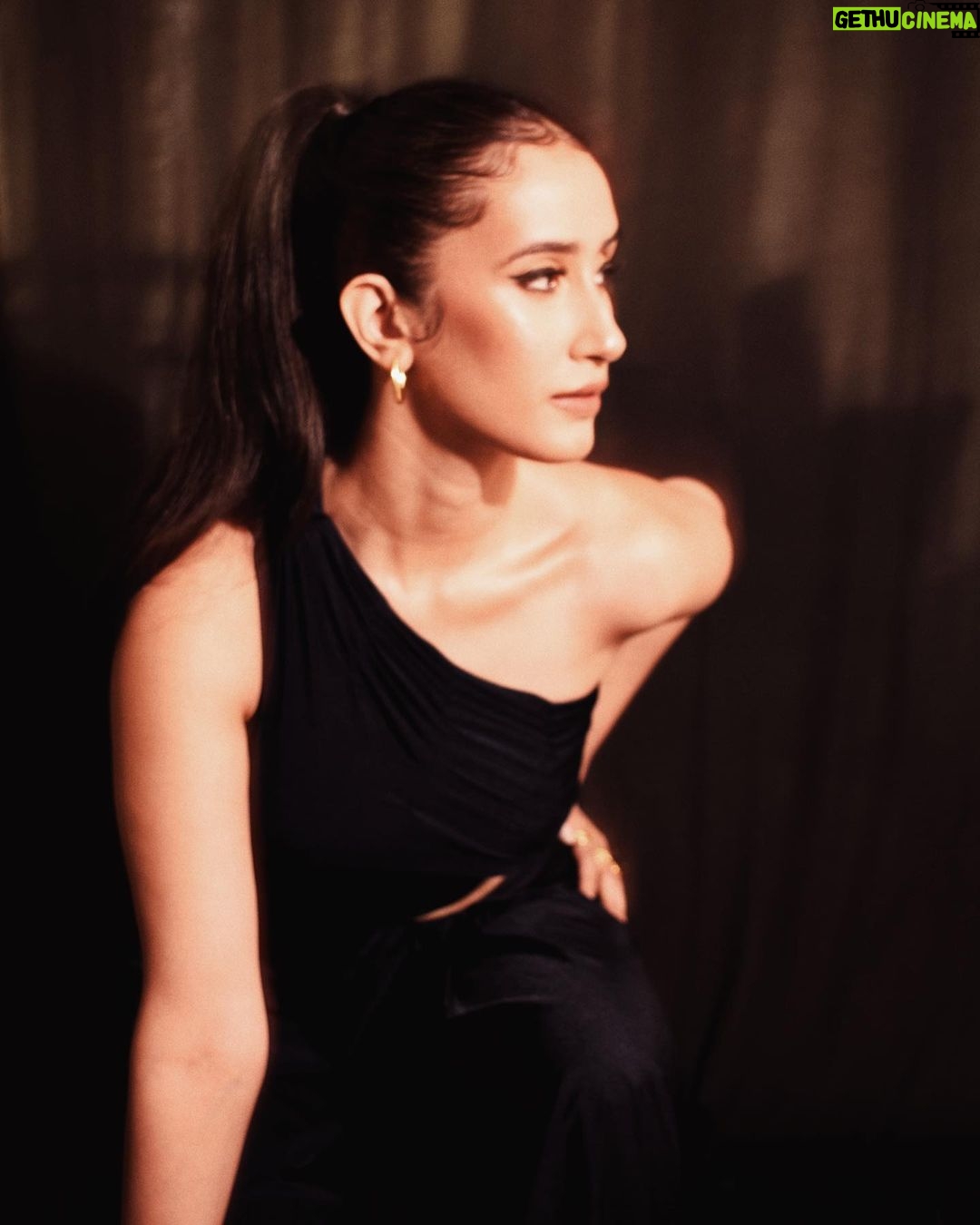 Namita Dubey Instagram - Thoda sa Mahaul for Aspirants because it’s making a dent in hearts 🖤 #AspirantsonPrime Photos: @pehelaggarwal Make up Artist: @niyati_kothari Hair: @pratikshamuchandikar Styling: @shefalideora_ Outfit: @anshikatakofficial Jewellery: @anantayabymani @twylatreasures Assitant stylist: @esha_baldota