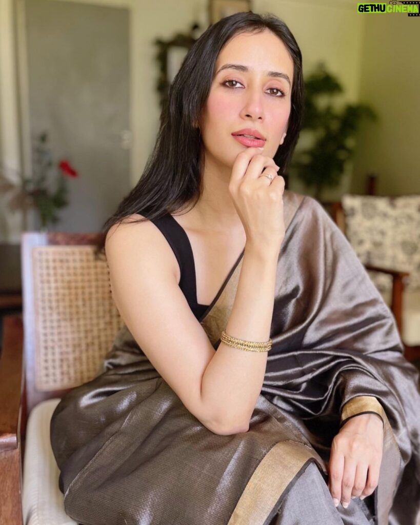 Namita Dubey Instagram - All kinds of discussion are hereby decimated because mummy’s saree >>>>🫶🥹