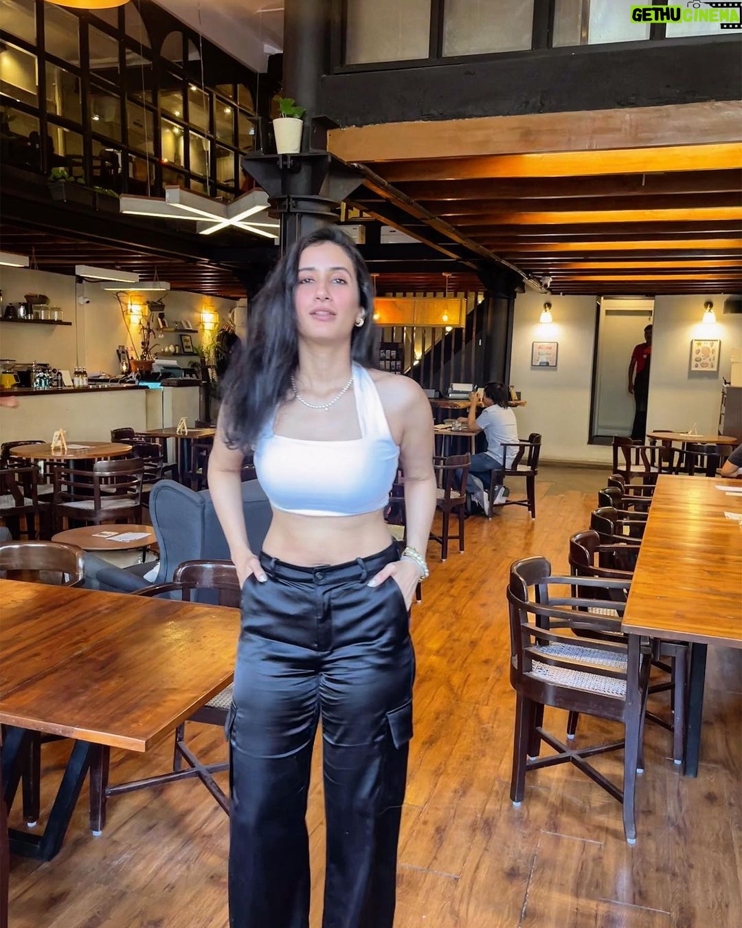 Namita Dubey - 57.8K Likes - My face has been tutored and refined by food 🍬🍭🍸
Photos @pranavb26
📍@kmcmumbai