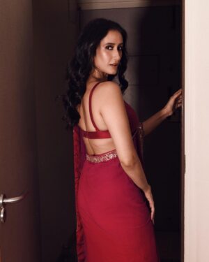 Namita Dubey Instagram - Engineering chance encounters with Dhairya, in the world of Aspirants 🫶

Photos: @pehelaggarwal 
Makeup Artist: @niyati_kothari 
Hair: @pratikshamuchandikar 
Stylist: @shefalideora_ 
Saree: @dhruvipanchallabel 
Jewellery: @labelpoojarohra