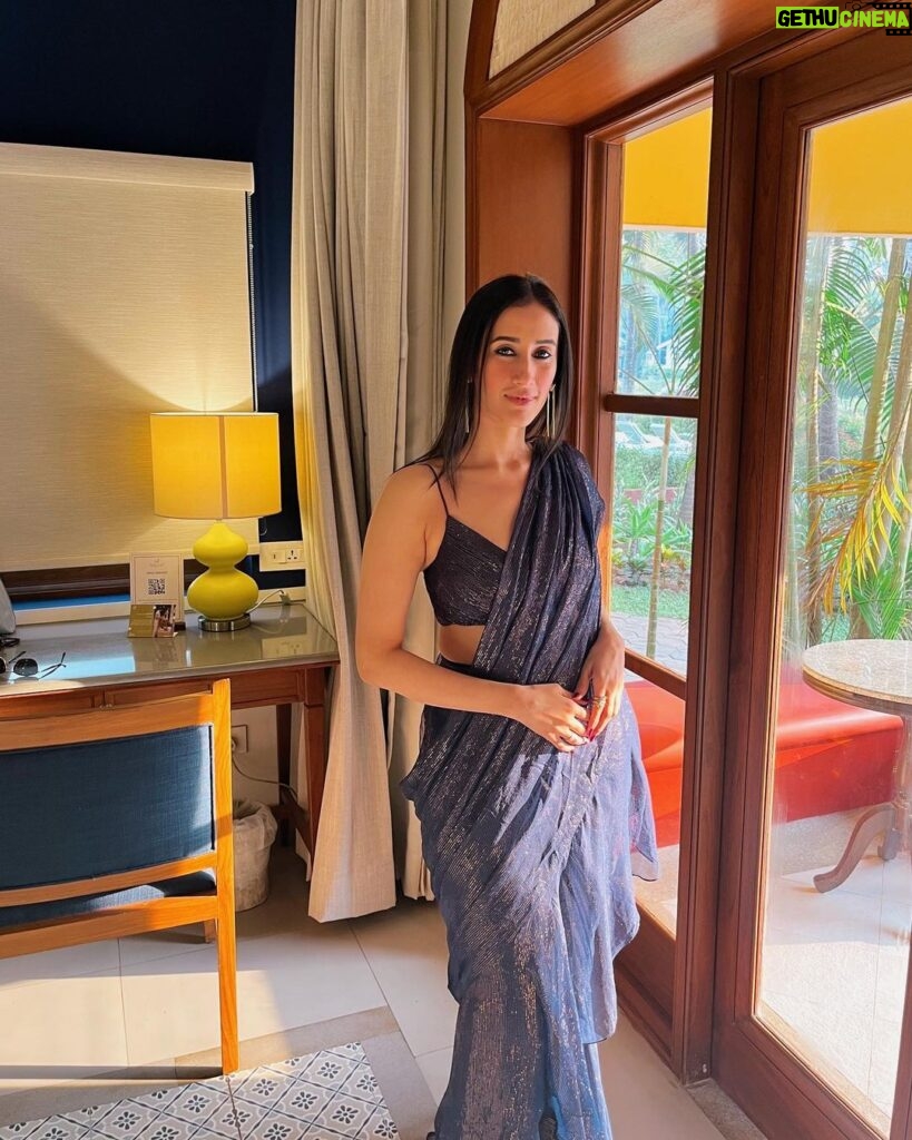 Namita Dubey Instagram - Quick snapshots of my transitory confidence that got squandered soon after :) Saree: @amrtaofficial