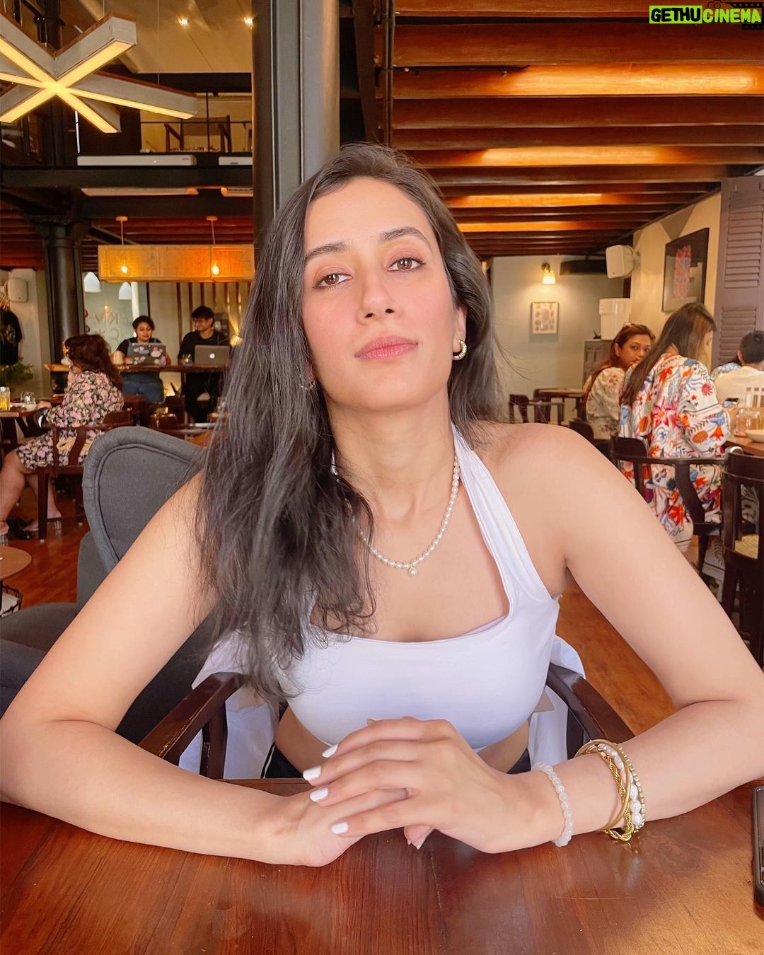 Namita Dubey - 57.8K Likes - My face has been tutored and refined by food 🍬🍭🍸
Photos @pranavb26
📍@kmcmumbai