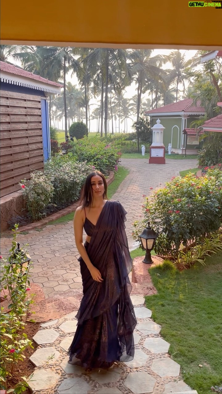 Namita Dubey Instagram - My outfit superseding my nondescript personality Saree: @amrtaofficial ✨