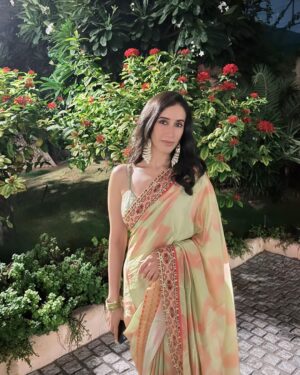 Namita Dubey Instagram - In middle adulthood, every normal Diwali with friends/family and glucose spikes seem like a blessing :) Wishing prosperity and happiness beyond these festivities ✨

Outfit: @saundhindia 
PR: @alphabetmedia