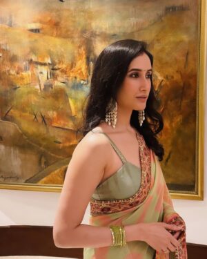 Namita Dubey Instagram - In middle adulthood, every normal Diwali with friends/family and glucose spikes seem like a blessing :) Wishing prosperity and happiness beyond these festivities ✨

Outfit: @saundhindia 
PR: @alphabetmedia