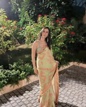 Namita Dubey Instagram - In middle adulthood, every normal Diwali with friends/family and glucose spikes seem like a blessing :) Wishing prosperity and happiness beyond these festivities ✨

Outfit: @saundhindia 
PR: @alphabetmedia