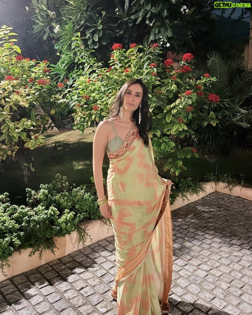 Namita Dubey Instagram - In middle adulthood, every normal Diwali with friends/family and glucose spikes seem like a blessing :) Wishing prosperity and happiness beyond these festivities ✨ Outfit: @saundhindia PR: @alphabetmedia
