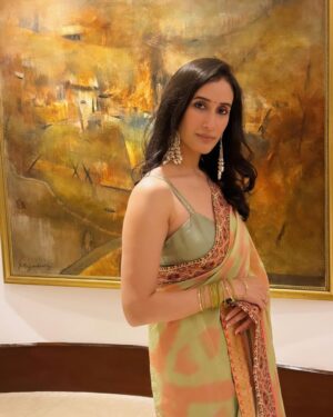 Namita Dubey Instagram - In middle adulthood, every normal Diwali with friends/family and glucose spikes seem like a blessing :) Wishing prosperity and happiness beyond these festivities ✨

Outfit: @saundhindia 
PR: @alphabetmedia