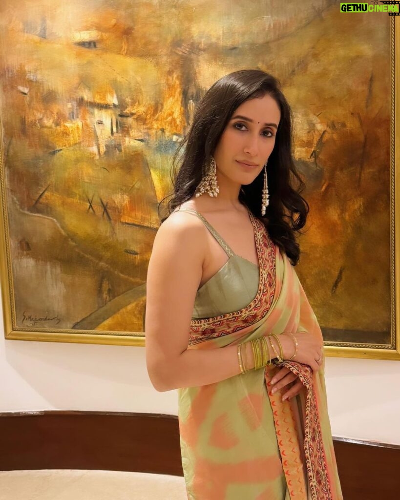 Namita Dubey Instagram - In middle adulthood, every normal Diwali with friends/family and glucose spikes seem like a blessing :) Wishing prosperity and happiness beyond these festivities ✨ Outfit: @saundhindia PR: @alphabetmedia