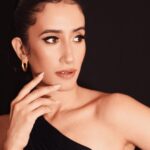 Namita Dubey Instagram - Thoda sa Mahaul for Aspirants because it’s making a dent in hearts 🖤 #AspirantsonPrime Photos: @pehelaggarwal Make up Artist: @niyati_kothari Hair: @pratikshamuchandikar Styling: @shefalideora_ Outfit: @anshikatakofficial Jewellery: @anantayabymani @twylatreasures Assitant stylist: @esha_baldota