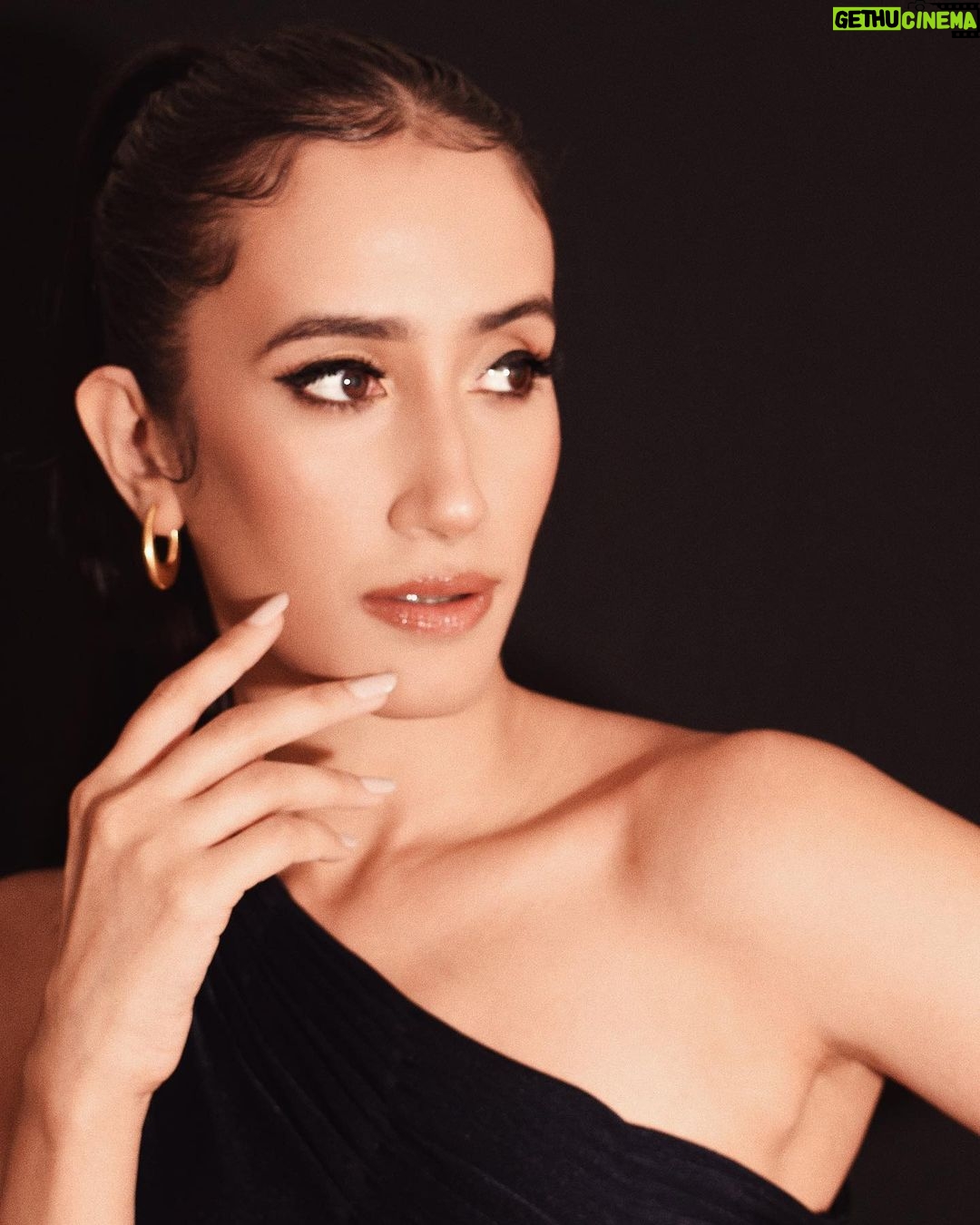 Namita Dubey Instagram - Thoda sa Mahaul for Aspirants because it’s making a dent in hearts 🖤 #AspirantsonPrime Photos: @pehelaggarwal Make up Artist: @niyati_kothari Hair: @pratikshamuchandikar Styling: @shefalideora_ Outfit: @anshikatakofficial Jewellery: @anantayabymani @twylatreasures Assitant stylist: @esha_baldota