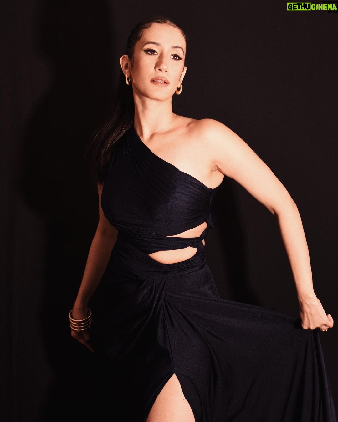 Namita Dubey Instagram - Thoda sa Mahaul for Aspirants because it’s making a dent in hearts 🖤 #AspirantsonPrime Photos: @pehelaggarwal Make up Artist: @niyati_kothari Hair: @pratikshamuchandikar Styling: @shefalideora_ Outfit: @anshikatakofficial Jewellery: @anantayabymani @twylatreasures Assitant stylist: @esha_baldota