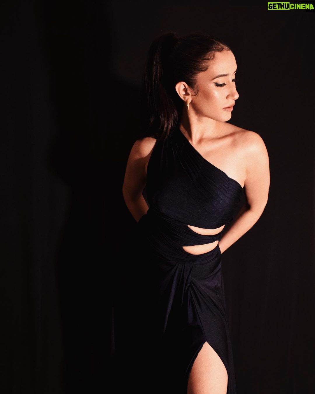 Namita Dubey Instagram - Thoda sa Mahaul for Aspirants because it’s making a dent in hearts 🖤 #AspirantsonPrime Photos: @pehelaggarwal Make up Artist: @niyati_kothari Hair: @pratikshamuchandikar Styling: @shefalideora_ Outfit: @anshikatakofficial Jewellery: @anantayabymani @twylatreasures Assitant stylist: @esha_baldota