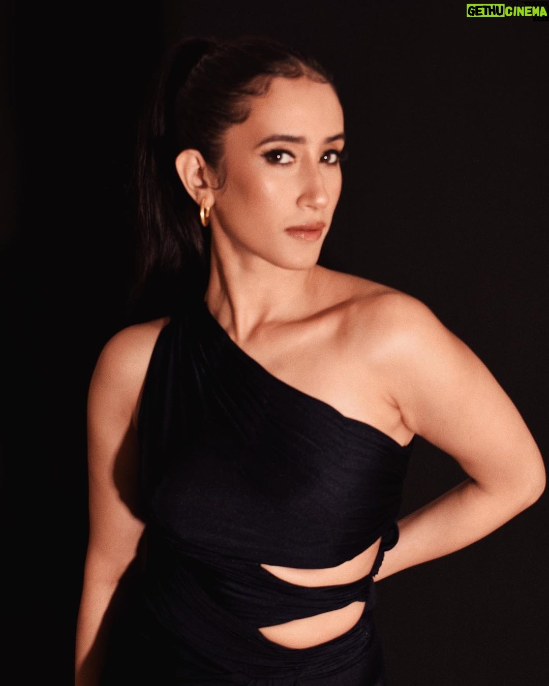 Namita Dubey Instagram - Thoda sa Mahaul for Aspirants because it’s making a dent in hearts 🖤 #AspirantsonPrime Photos: @pehelaggarwal Make up Artist: @niyati_kothari Hair: @pratikshamuchandikar Styling: @shefalideora_ Outfit: @anshikatakofficial Jewellery: @anantayabymani @twylatreasures Assitant stylist: @esha_baldota