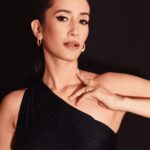 Namita Dubey Instagram - Thoda sa Mahaul for Aspirants because it’s making a dent in hearts 🖤 #AspirantsonPrime Photos: @pehelaggarwal Make up Artist: @niyati_kothari Hair: @pratikshamuchandikar Styling: @shefalideora_ Outfit: @anshikatakofficial Jewellery: @anantayabymani @twylatreasures Assitant stylist: @esha_baldota