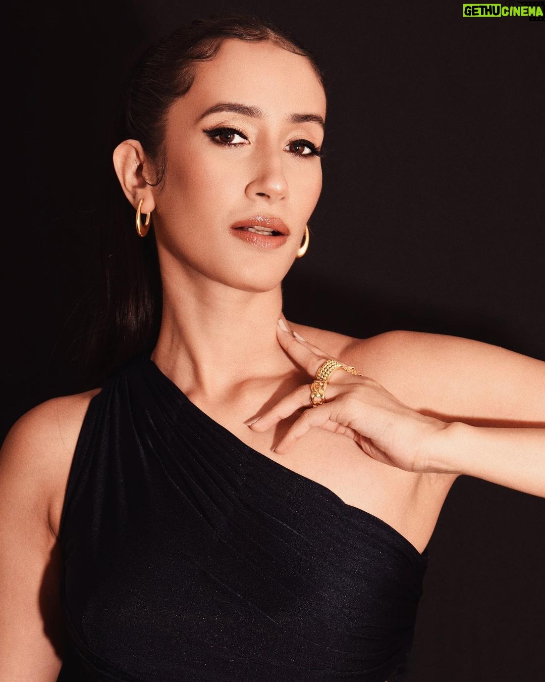Namita Dubey Instagram - Thoda sa Mahaul for Aspirants because it’s making a dent in hearts 🖤 #AspirantsonPrime Photos: @pehelaggarwal Make up Artist: @niyati_kothari Hair: @pratikshamuchandikar Styling: @shefalideora_ Outfit: @anshikatakofficial Jewellery: @anantayabymani @twylatreasures Assitant stylist: @esha_baldota
