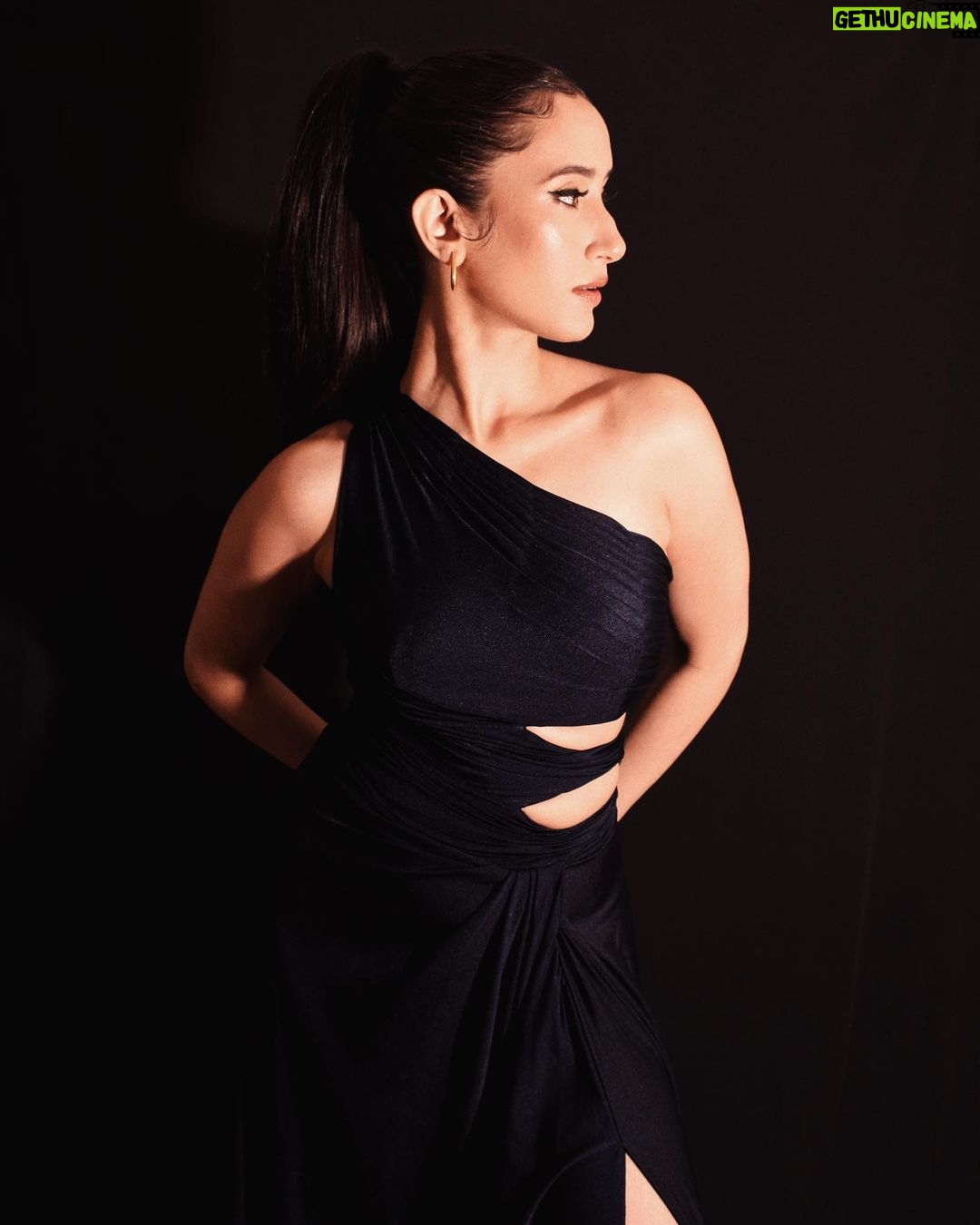 Namita Dubey Instagram - Thoda sa Mahaul for Aspirants because it’s making a dent in hearts 🖤 #AspirantsonPrime Photos: @pehelaggarwal Make up Artist: @niyati_kothari Hair: @pratikshamuchandikar Styling: @shefalideora_ Outfit: @anshikatakofficial Jewellery: @anantayabymani @twylatreasures Assitant stylist: @esha_baldota