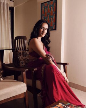 Namita Dubey Instagram - Engineering chance encounters with Dhairya, in the world of Aspirants 🫶

Photos: @pehelaggarwal 
Makeup Artist: @niyati_kothari 
Hair: @pratikshamuchandikar 
Stylist: @shefalideora_ 
Saree: @dhruvipanchallabel 
Jewellery: @labelpoojarohra