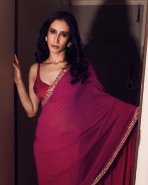 Namita Dubey Instagram - Engineering chance encounters with Dhairya, in the world of Aspirants 🫶

Photos: @pehelaggarwal 
Makeup Artist: @niyati_kothari 
Hair: @pratikshamuchandikar 
Stylist: @shefalideora_ 
Saree: @dhruvipanchallabel 
Jewellery: @labelpoojarohra
