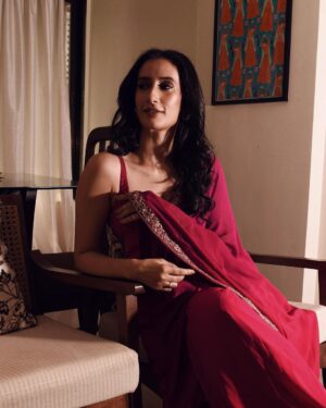 Namita Dubey Instagram - Engineering chance encounters with Dhairya, in the world of Aspirants 🫶

Photos: @pehelaggarwal 
Makeup Artist: @niyati_kothari 
Hair: @pratikshamuchandikar 
Stylist: @shefalideora_ 
Saree: @dhruvipanchallabel 
Jewellery: @labelpoojarohra