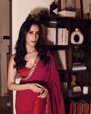 Namita Dubey Instagram - Engineering chance encounters with Dhairya, in the world of Aspirants 🫶

Photos: @pehelaggarwal 
Makeup Artist: @niyati_kothari 
Hair: @pratikshamuchandikar 
Stylist: @shefalideora_ 
Saree: @dhruvipanchallabel 
Jewellery: @labelpoojarohra