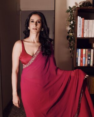 Namita Dubey Instagram - Engineering chance encounters with Dhairya, in the world of Aspirants 🫶

Photos: @pehelaggarwal 
Makeup Artist: @niyati_kothari 
Hair: @pratikshamuchandikar 
Stylist: @shefalideora_ 
Saree: @dhruvipanchallabel 
Jewellery: @labelpoojarohra
