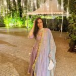 Namita Dubey Instagram - Anarkali ka phone tha, ice cream khaana Bahut zaroori hai 🍦 IYKYK :) Anarkali @gulabo_jaipur Jewellery @sonisapphire