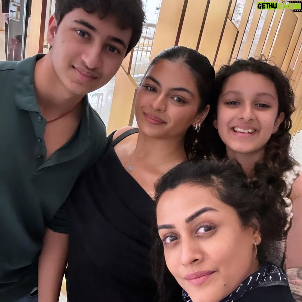 Namrata Shirodkar Instagram - It’s a family date 😍😍😍the first of 2024 ♥️♥️♥️love love and more love .. starting this year on a love note ♥️♥️♥️♥️ #gratitude #siblingsquad Dubai, United Arab Emirates