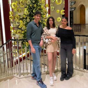 Namrata Shirodkar Instagram - It’s a family date 😍😍😍the first of 2024 ♥️♥️♥️love love and more love .. starting this year on a love note ♥️♥️♥️♥️ #gratitude #siblingsquad