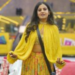 Namratha Gowda Instagram - Dressed in vivid yellow victress glory, her honesty stands out in a sea of superficiality, reminding us honesty never go out of style🏆 @colorskannadaofficial @officialjiocinema Styling:@likitha_suresh_ Wardrobe:@vibbhinna #bbk10 #biggboss #season10 #colorskannada #jiocinema #namarathagowda #namratha #nammu #trending #relentkreationz