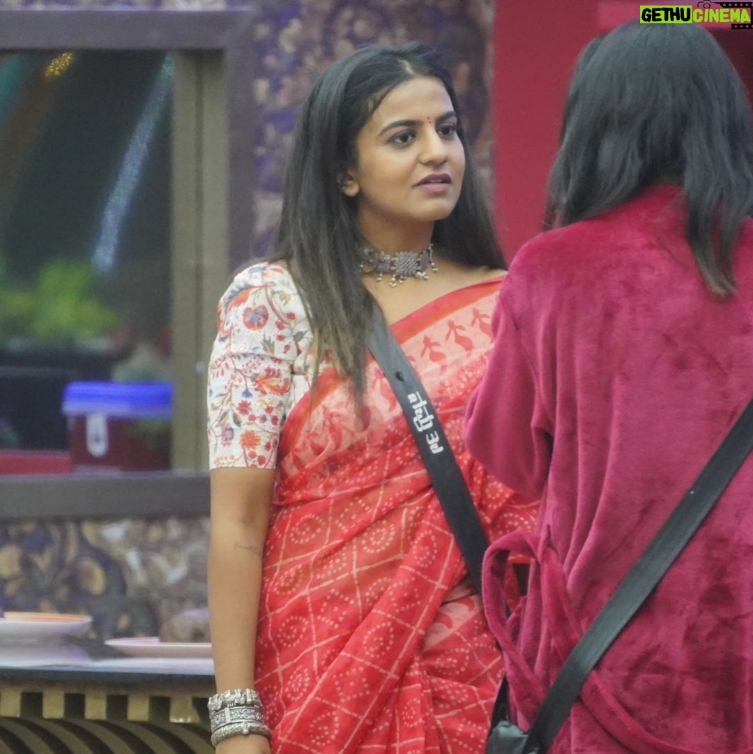 Namratha Gowda Instagram - Minds are like flowers, they only open when the time is right!!🤠 @colorskannadaofficial @officialjiocinema Jewellery: @kashi_jewellery_ Saree: @attitude_designer_studio Blouse: @vishishtadesignerstudio Styling: @likitha_suresh_ #bbk10 #biggboss #season10 #colorskannada #jiocinema #namarathagowda #relentkreationz