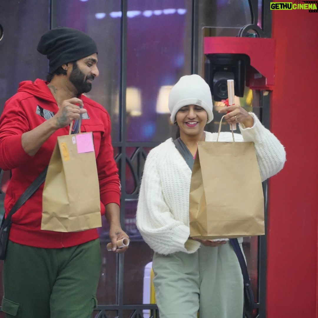Namratha Gowda Instagram - @kichchasudeepa sir can't thank you enough for making Namratha feel so good!! She enjoyed every bit of the food as well!! And yes Namratha is geared up for the Finaleee!!! All the very best Nammu❤️🪬 @colorskannadaofficial @officialjiocinema #bbk10 #biggboss #season10 #colorskannada #jiocinema #relentkreationz #namarathagowda