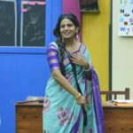 Namratha Gowda Instagram - ನಾಟ್ಯ - ನೃತ್ಯ ಹೇಳಿಕೊಟ್ಟ ನಮ್ಮ ನಮ್ರತಾ ಮೇಡಂ! ಹೇಗಿತ್ತು ನಮ್ಮ ಮಿಸ್ ಕ್ಲಾಸ್ ?? ತುಂಬಾ ಮನರಂಜನೆಯಾಗಿತ್ತು ಅಲ್ವಾ ?? @colorskannadaofficial @officialjiocinema Styling: @likitha_suresh_ Saree: @houseof.raadhya_sarees Blouse: @vishishadesignerstudio Earrings: @thespatika #bbk10 #biggboss #season10 #colorskannada #jiocinema #namarathagowda #relentkreationz