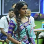 Namratha Gowda Instagram - ನಾಟ್ಯ - ನೃತ್ಯ ಹೇಳಿಕೊಟ್ಟ ನಮ್ಮ ನಮ್ರತಾ ಮೇಡಂ! ಹೇಗಿತ್ತು ನಮ್ಮ ಮಿಸ್ ಕ್ಲಾಸ್ ?? ತುಂಬಾ ಮನರಂಜನೆಯಾಗಿತ್ತು ಅಲ್ವಾ ?? @colorskannadaofficial @officialjiocinema Styling: @likitha_suresh_ Saree: @houseof.raadhya_sarees Blouse: @vishishadesignerstudio Earrings: @thespatika #bbk10 #biggboss #season10 #colorskannada #jiocinema #namarathagowda #relentkreationz