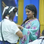 Namratha Gowda Instagram – ನಾಟ್ಯ – ನೃತ್ಯ ಹೇಳಿಕೊಟ್ಟ ನಮ್ಮ ನಮ್ರತಾ ಮೇಡಂ! 
ಹೇಗಿತ್ತು ನಮ್ಮ ಮಿಸ್ ಕ್ಲಾಸ್ ?? 
ತುಂಬಾ ಮನರಂಜನೆಯಾಗಿತ್ತು ಅಲ್ವಾ ??

@colorskannadaofficial @officialjiocinema 

Styling: @likitha_suresh_
Saree: @houseof.raadhya_sarees
Blouse: @vishishadesignerstudio
Earrings: @thespatika

#bbk10 #biggboss #season10 #colorskannada #jiocinema #namarathagowda #relentkreationz