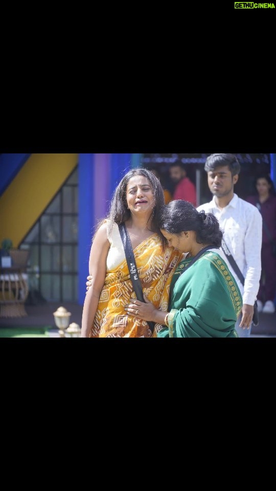 Namratha Gowda Instagram - Caption this WOW Moment!! Such a wonderful & emotional moment it was!!♥️ @colorskannadaofficial @officialjiocinema @manjula.srinivas.9484 Saree:@attitude_designer_studio Blouse:@vishishtadesignerstudio Styling:@likitha_suresh_ #bbk10 #biggboss #season10 #colorskannada #jiocinema #namarathagowda #relentkreationz