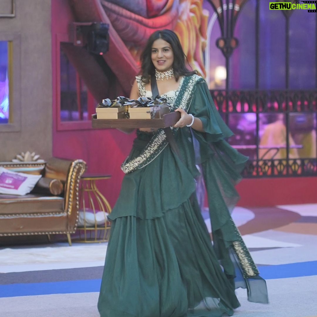 Namratha Gowda Instagram - If we just stand up and go, life will open for us.. Something just motivates us to keep moving!! @colorskannadaofficial @officialjiocinema Wardrobe:@amorabybindureddy Styling: @likitha_suresh_ #bbk10 #jiocinema #colorskannada #biggboss #season10 #namarathagowda #relentkreationz