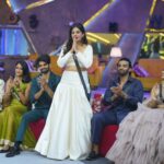Namratha Gowda Instagram - ಕಳೆದ ವಾರ ತುಂಬಾ ಅದ್ಭುತವಾಗಿ ಆಟವಾಡಿ ಎಲ್ಲರ ಮೆಚ್ಚುಗೆ ಮತ್ತು ಕಿಚ್ಚನ ಚಪ್ಪಾಳೆ ಪಡೆದ ಹಾಗೂ ಈ ಬಾರಿ ಸೇವ್ ಆದ ಎರಡನೇ ಸ್ಪರ್ಧಿ ನಮ್ರತಾ. ನಿಮ್ಮ ಅನಿಸಿಕೆಯನ್ನು comment ಮಾಡಿ. Thanks to the entire Karnataka family for Voting & saving her in top 2 😎 @colorskannadaofficial @officialjiocinema Styling: @likitha_suresh_ Outfit: @pixie_yard_couture_studio