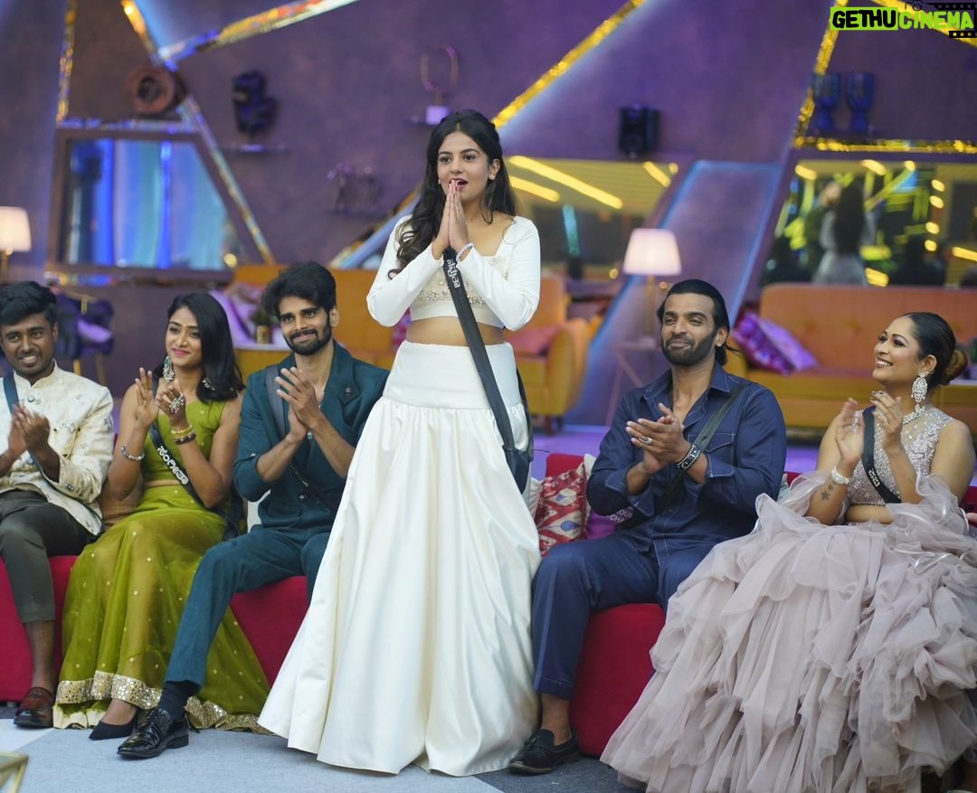 Namratha Gowda Instagram - ಕಳೆದ ವಾರ ತುಂಬಾ ಅದ್ಭುತವಾಗಿ ಆಟವಾಡಿ ಎಲ್ಲರ ಮೆಚ್ಚುಗೆ ಮತ್ತು ಕಿಚ್ಚನ ಚಪ್ಪಾಳೆ ಪಡೆದ ಹಾಗೂ ಈ ಬಾರಿ ಸೇವ್ ಆದ ಎರಡನೇ ಸ್ಪರ್ಧಿ ನಮ್ರತಾ. ನಿಮ್ಮ ಅನಿಸಿಕೆಯನ್ನು comment ಮಾಡಿ. Thanks to the entire Karnataka family for Voting & saving her in top 2 😎 @colorskannadaofficial @officialjiocinema Styling: @likitha_suresh_ Outfit: @pixie_yard_couture_studio